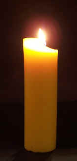 Tall solid beeswax candle2.jpg (54384 bytes)