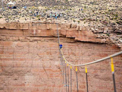 nik-wallenda-first-man-to-cross-grand-canyon-on-a-tightrope.jpg (107830 bytes)