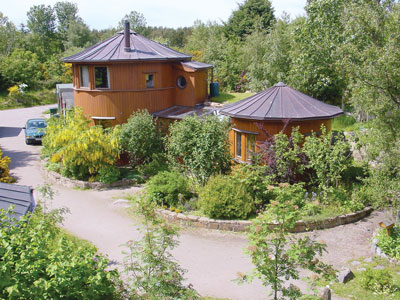 JF-04-033-Findhorn-houses.jpg (55147 bytes)